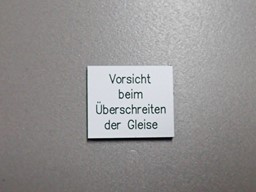 Zeige Details für Vorsicht beim Überschreiten der Gleise Bild von Vorsicht beim Überschreiten der Gleise