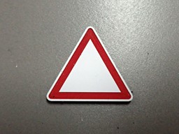 Zeige Details für Verkehrsschild Achtung Vorfahrt Bild von Verkehrsschild Achtung Vorfahrt