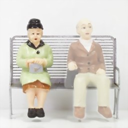 Zeige Details für Seniorin sitzend mit Tasche Bild von Seniorin sitzend mit Tasche