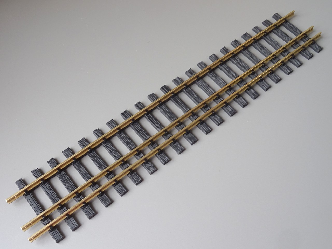 Picture of Straight track 600 mm three-rail track