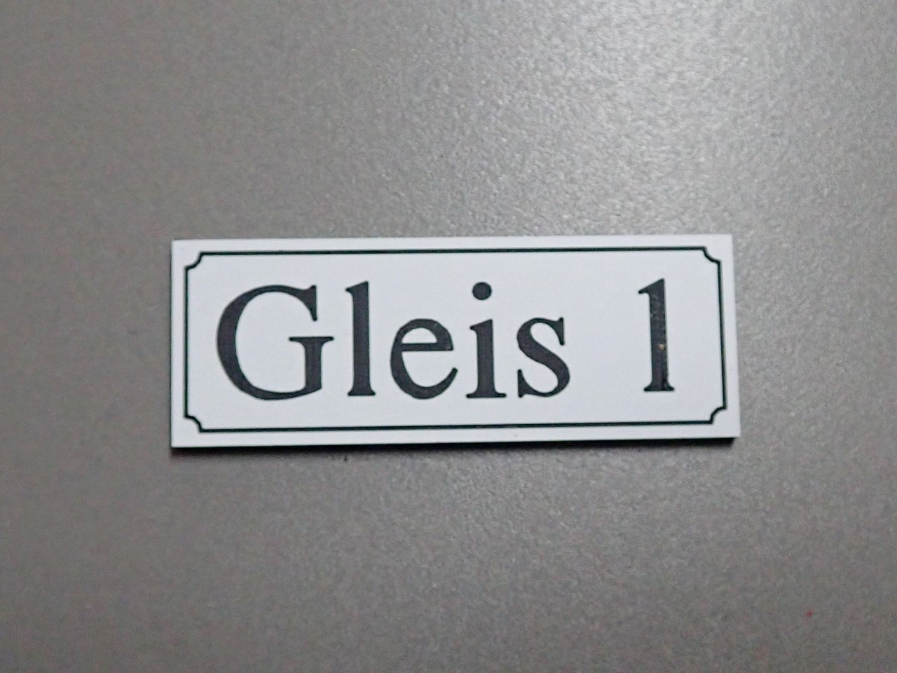 Bild von Gleisschild klein alte Schrift Gleis 1