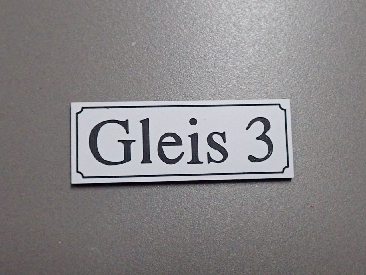 Bild von Gleisschild alte Schrift Gleis 3