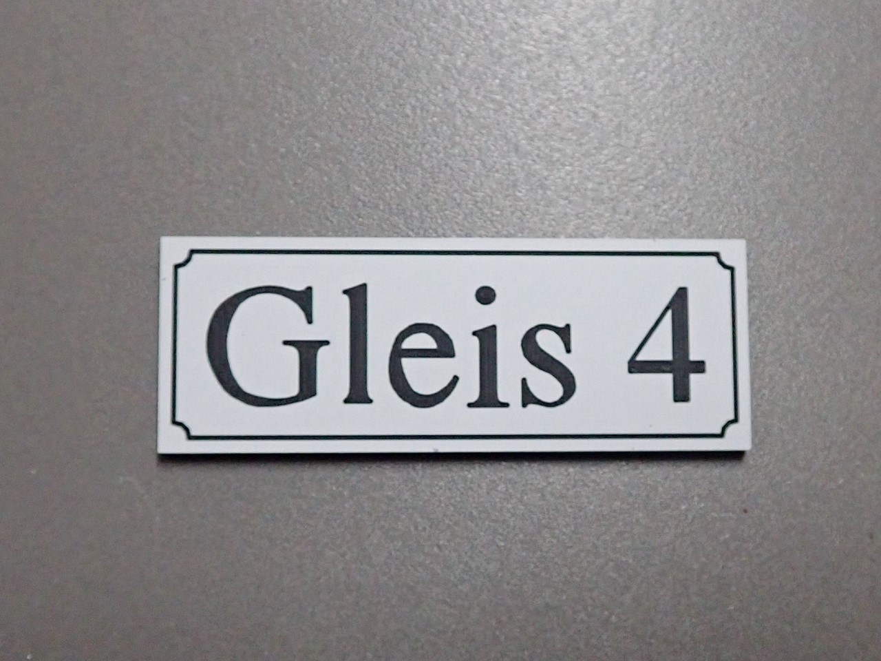 Bild von Gleisschild klein alte Schrift Gleis 4