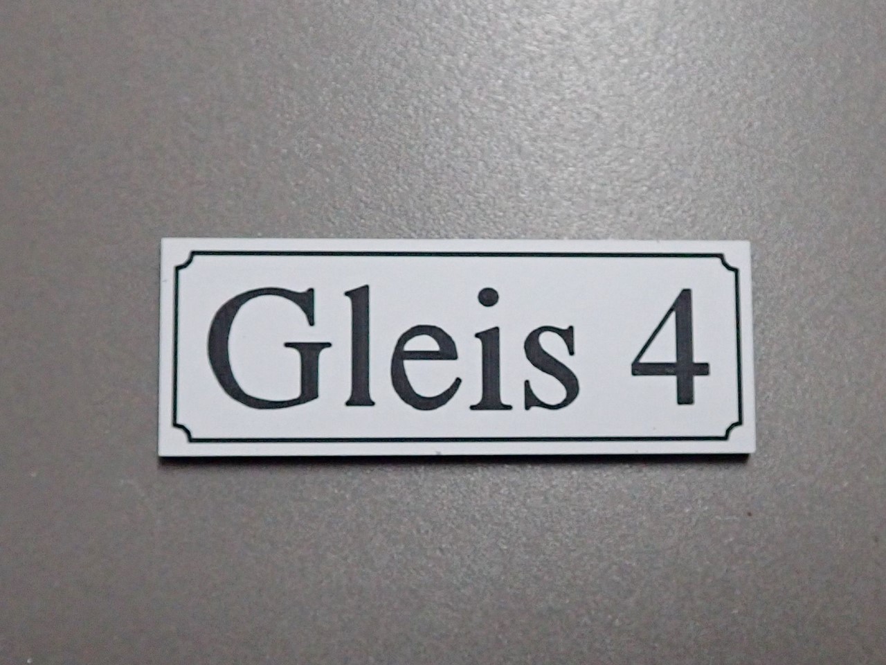 Bild von Gleisschild alte Schrift Gleis 4