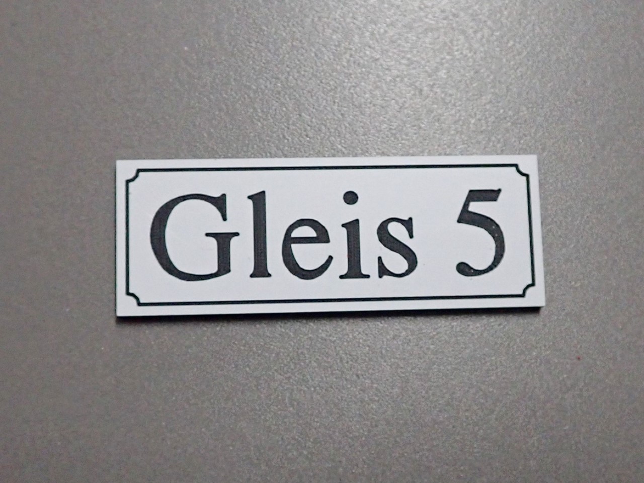 Bild von Gleisschild klein alte Schrift Gleis 5