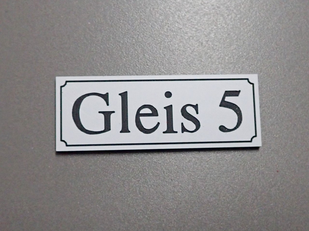 Bild von Gleisschild alte Schrift Gleis 5