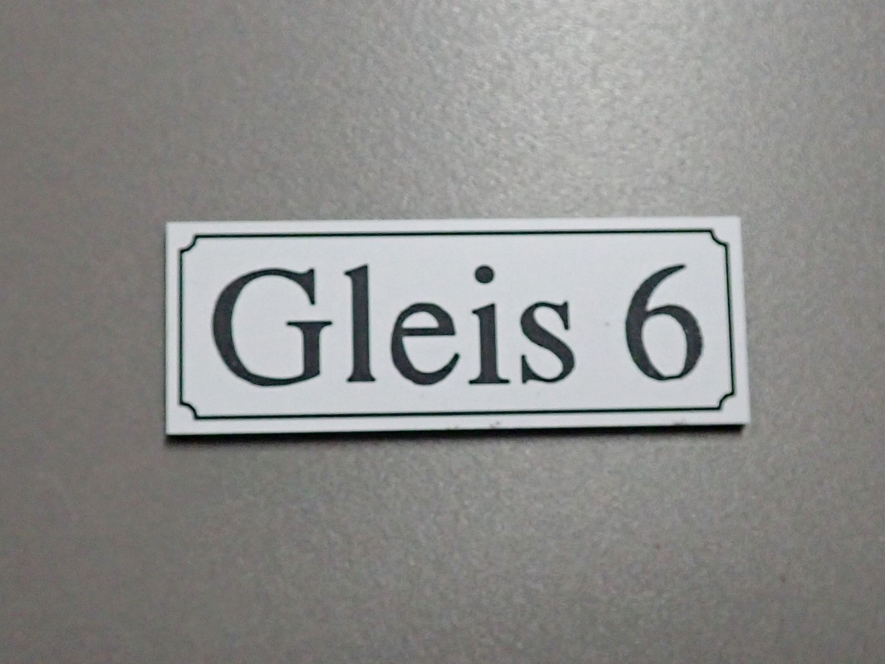 Bild von Gleisschild klein alte Schrift Gleis 6