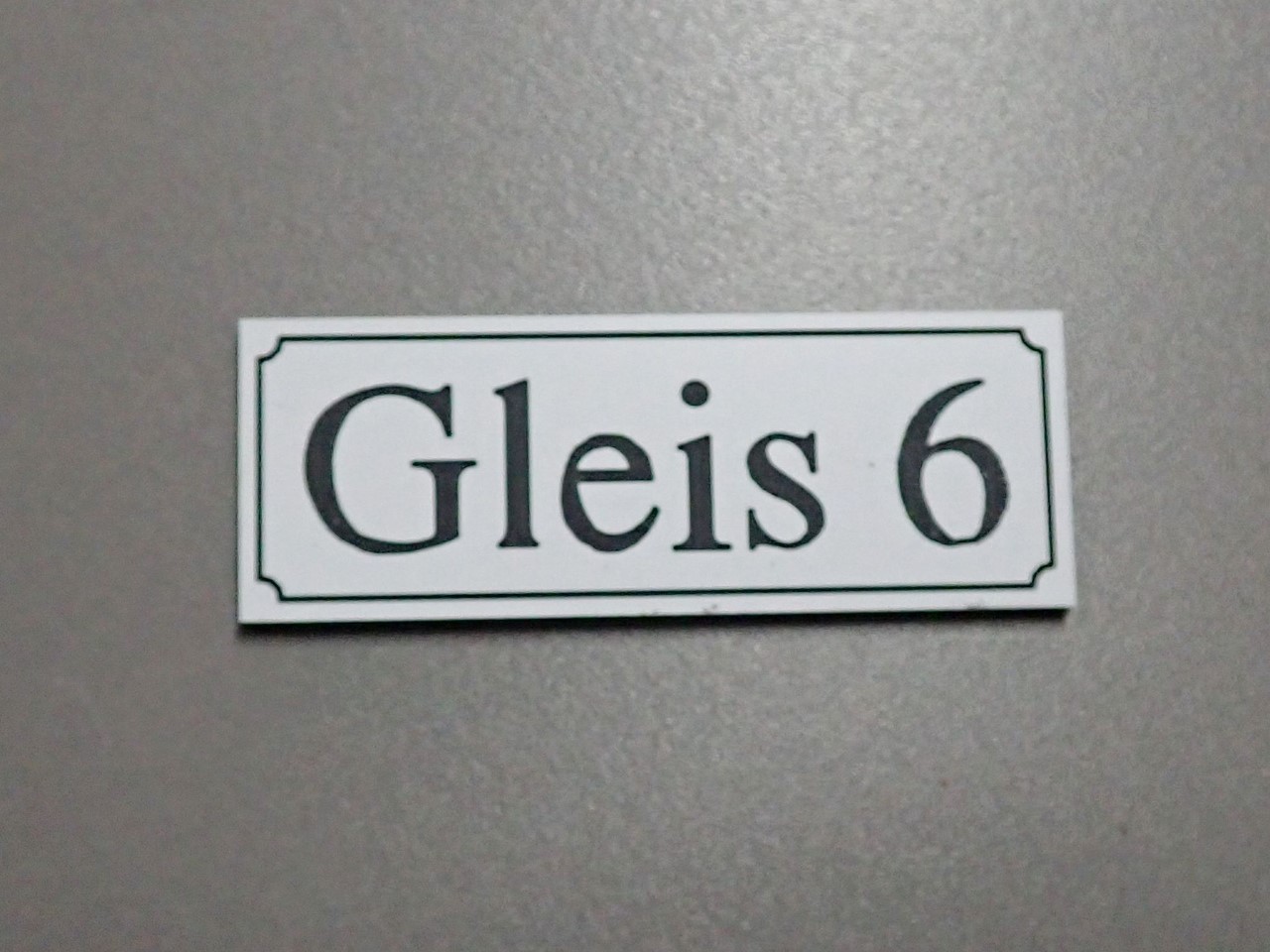 Bild von Gleisschild alte Schrift Gleis 6