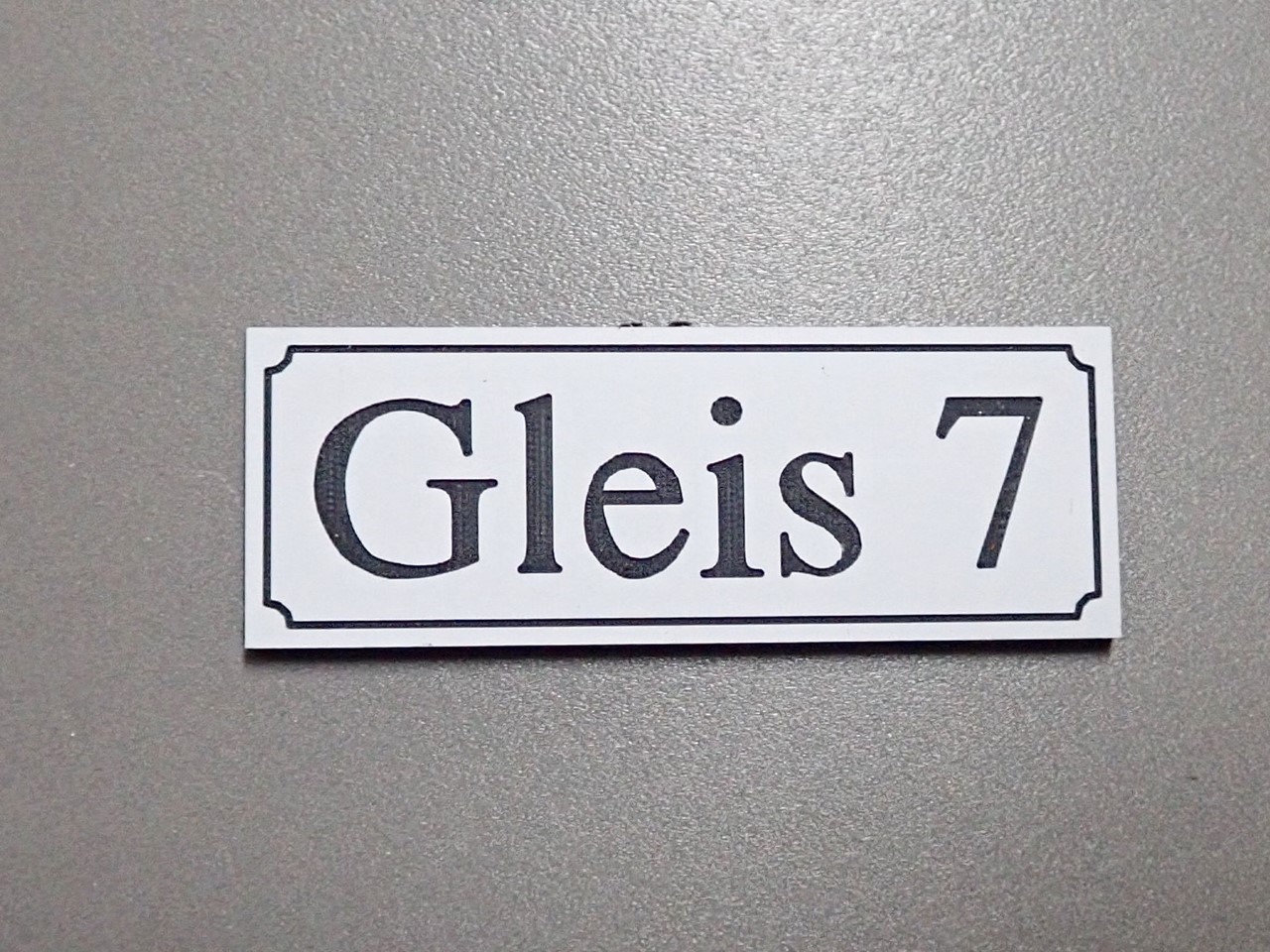 Bild von Gleisschild klein alte Schrift Gleis 7