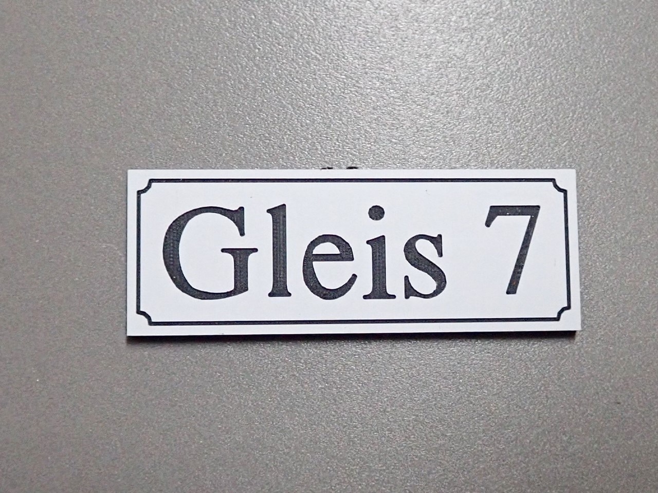 Bild von Gleisschild klein alte Schrift Gleis 7