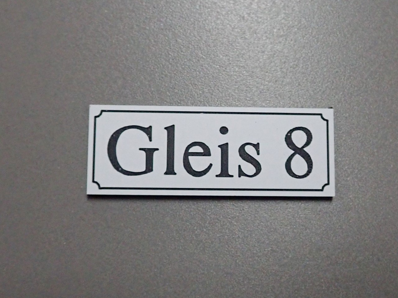 Bild von Gleisschild alte Schrift Gleis 8