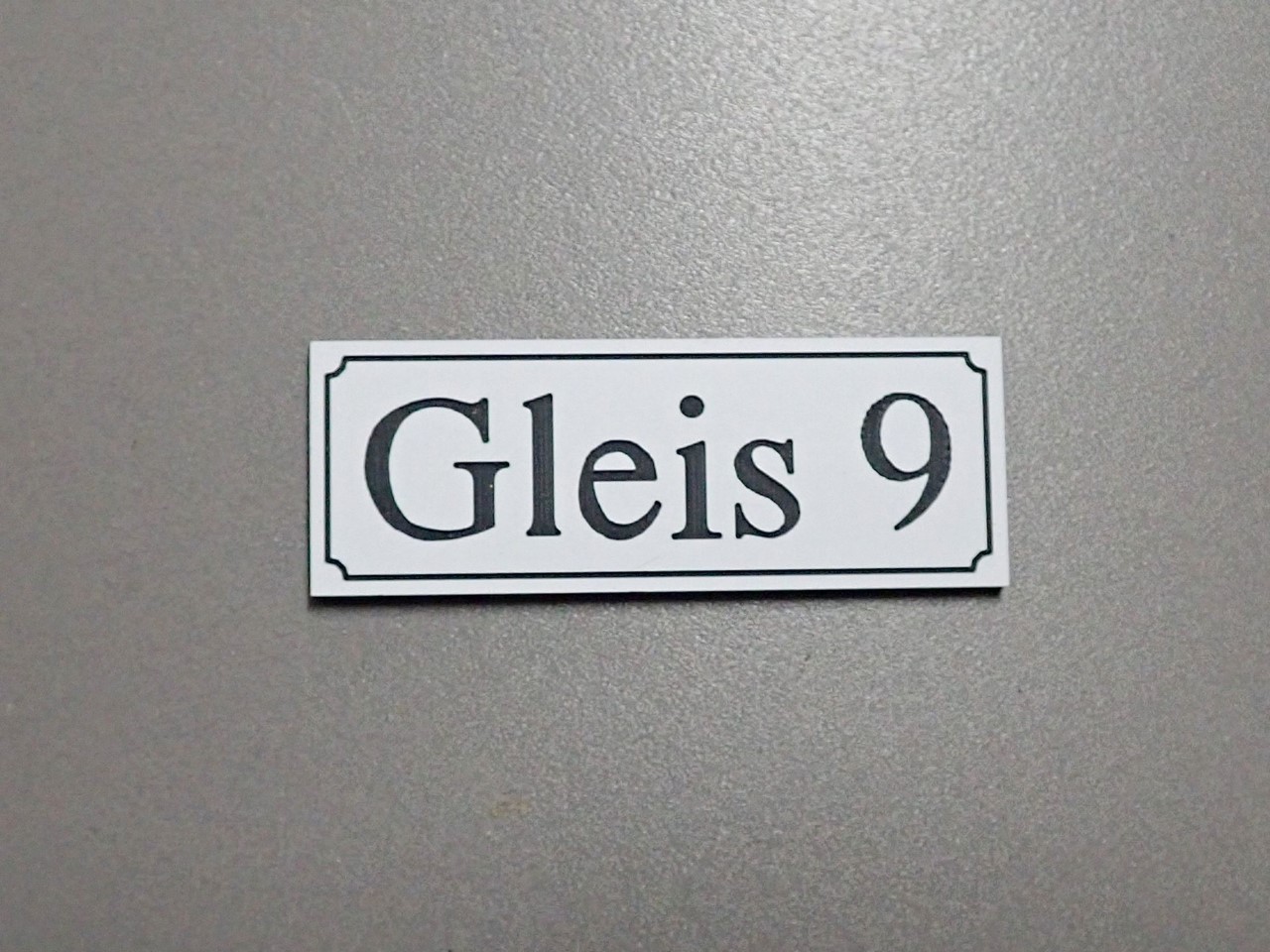 Bild von Gleisschild alte Schrift Gleis 9