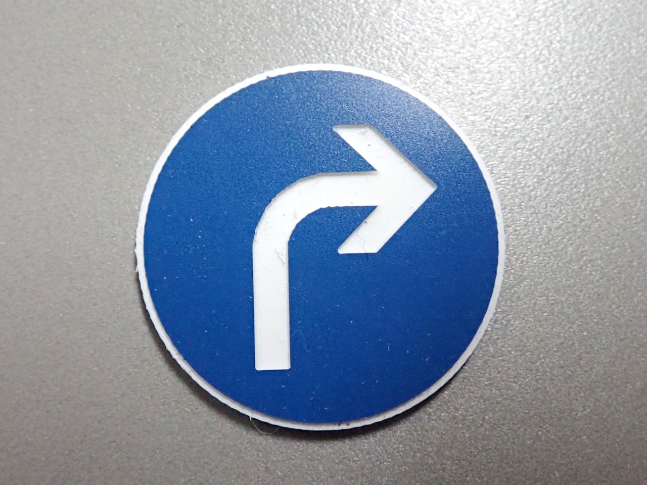 Bild von Verkehrsschild Fahrtrichtung rechts