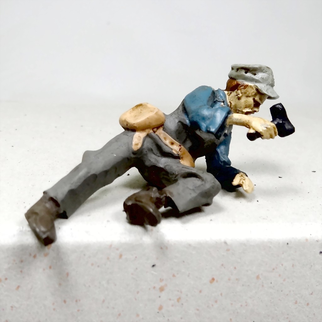 Bild von Zimmermann mit Hammer auf Dach