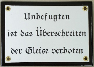 Picture of Plate Unbefugten ist das Überschreiten der Gleise verboten