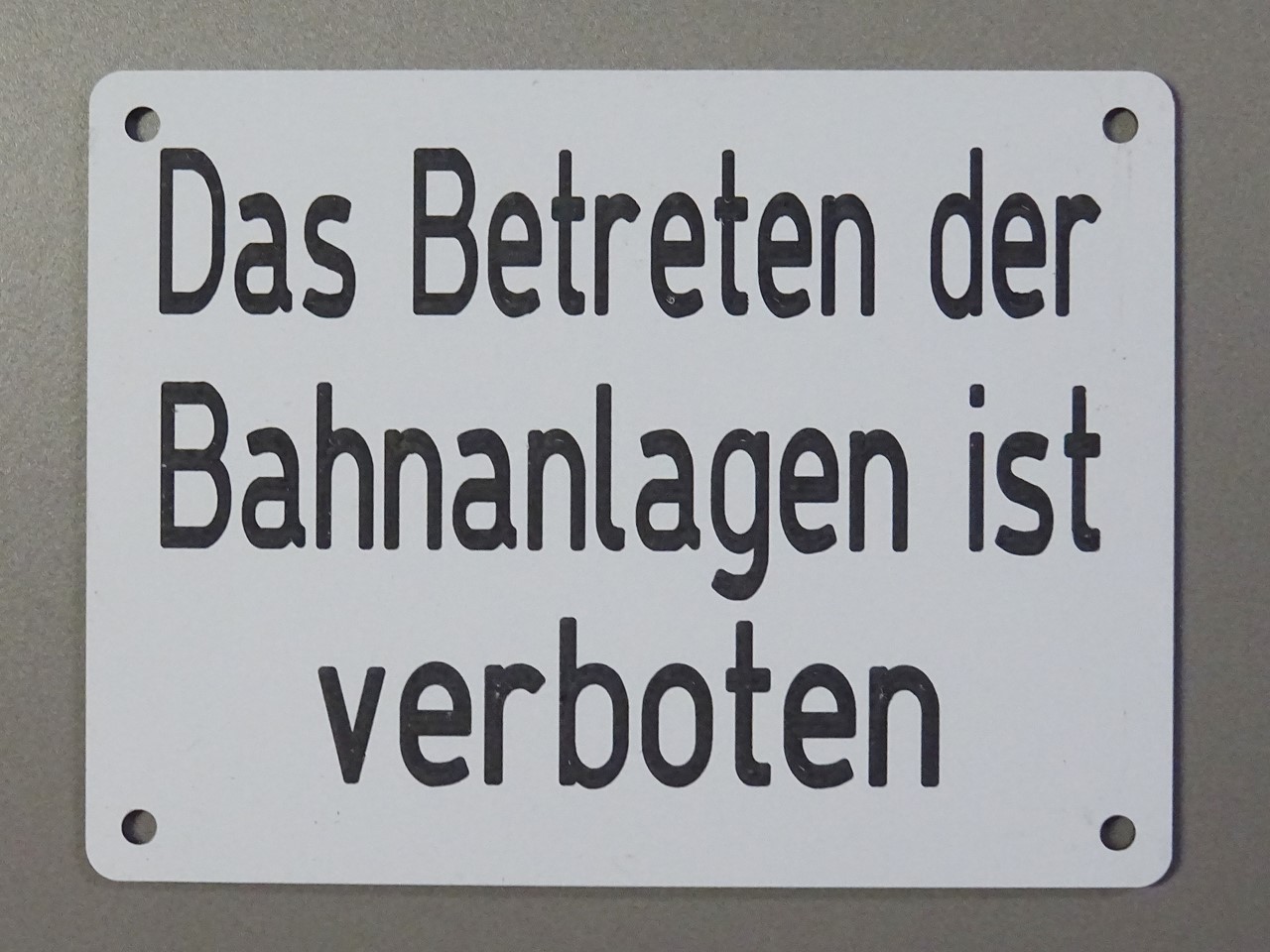 Bild von Betreten der Bahnanlagen verboten