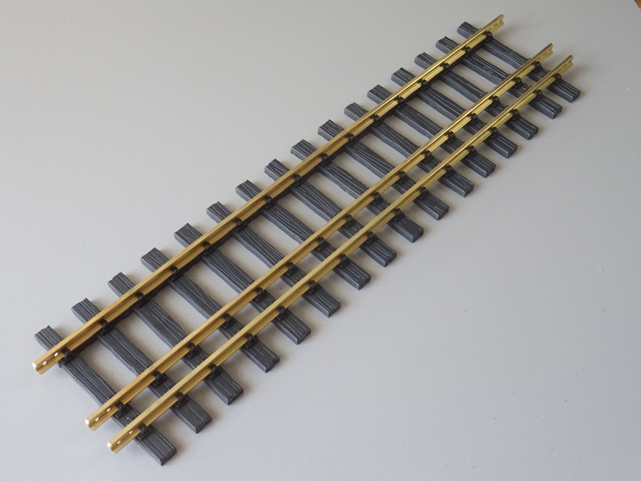 Picture of Straight track 450 mm three-rail track