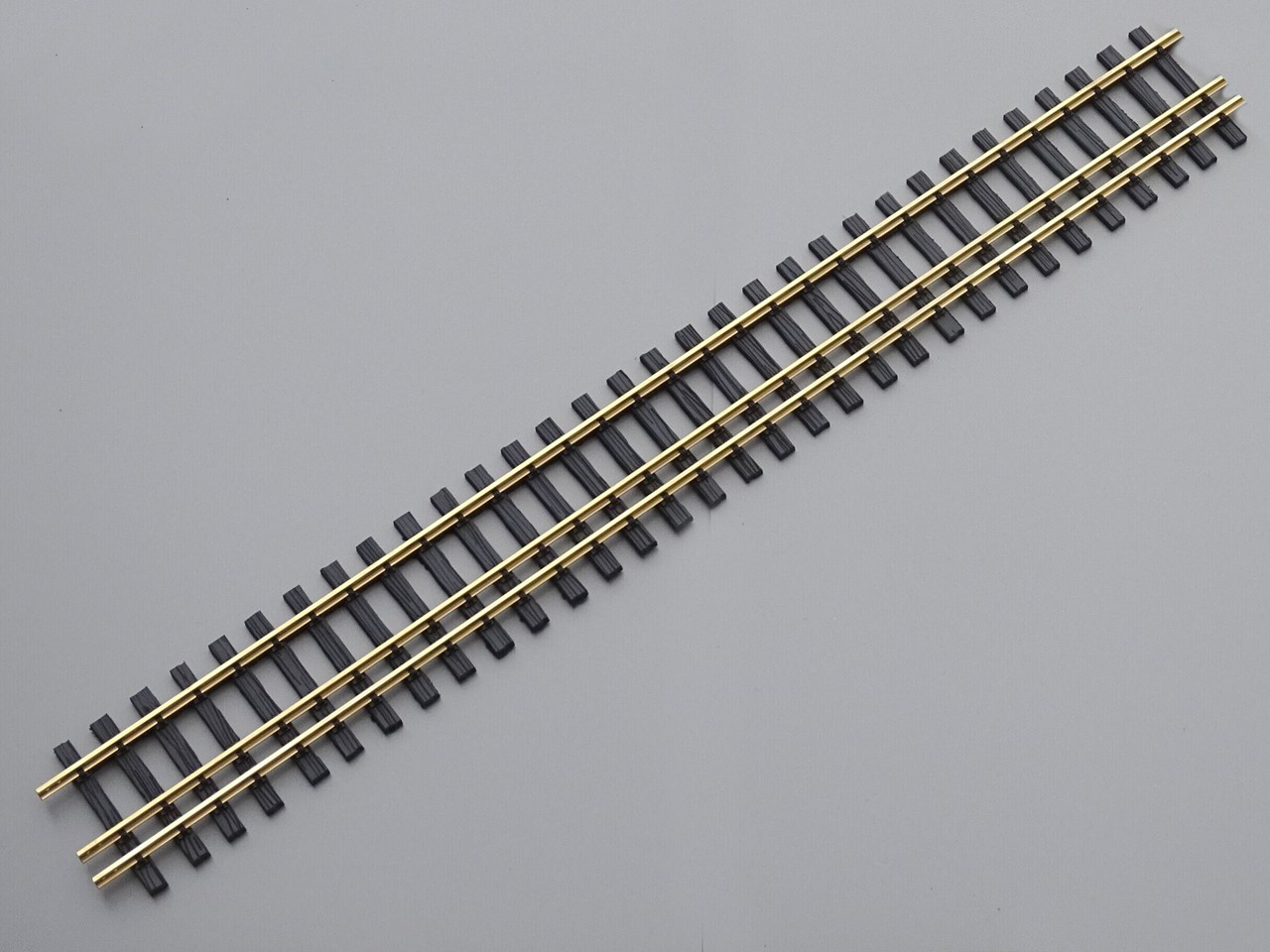 Picture of Straight track 900 mm three-rail track