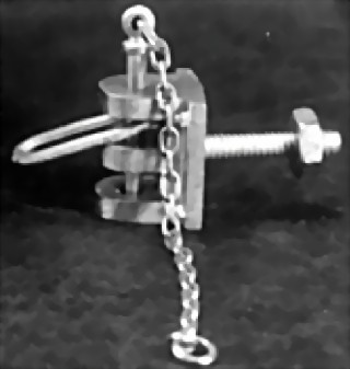 Picture of Small 2 pocket link/pin coupler with mounting bolt